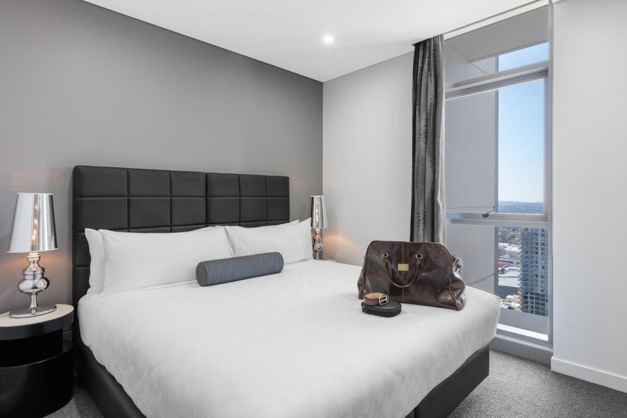 Meriton Suites Chatswood Sydney Exterior photo A bedroom at the hotel