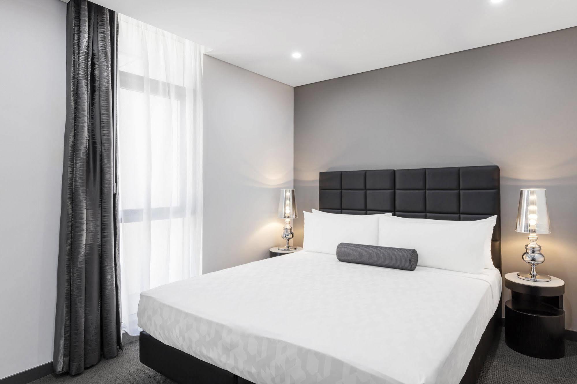 Meriton Suites Chatswood Sydney Exterior photo A bedroom at the hotel