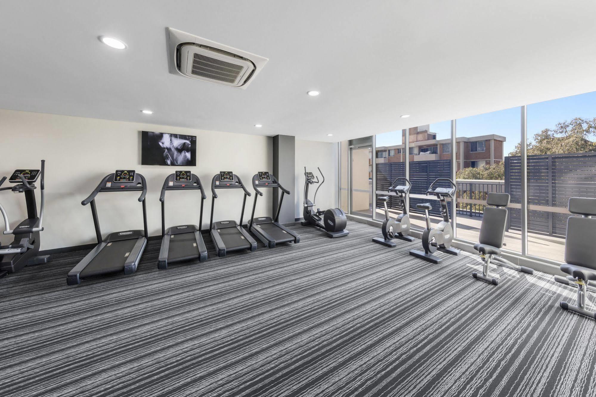 Meriton Suites Chatswood Sydney Exterior photo The gym at the apartment complex